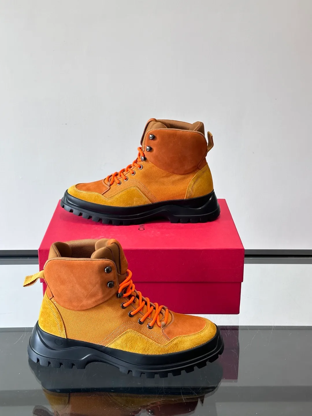 Men's shoes 💰960. Ferragamo's thick-soled lace-up short boots are made of suede + fabric splicing. They have a delicate texture and are breathable. The black rubber thick soles are wear-resistant and have strong traction. They can be worn every day outdoors! The shoelaces are super vibrant and the metal fastener details are perfect. The boot shaft is adjustable, comfortable and stable to wear. It goes well with workwear style or casual style in autumn and winter. It is warm and fashionable. It is suitable for outdoor activities or daily commuting! size: 39-44 (customized at 38.45.46)